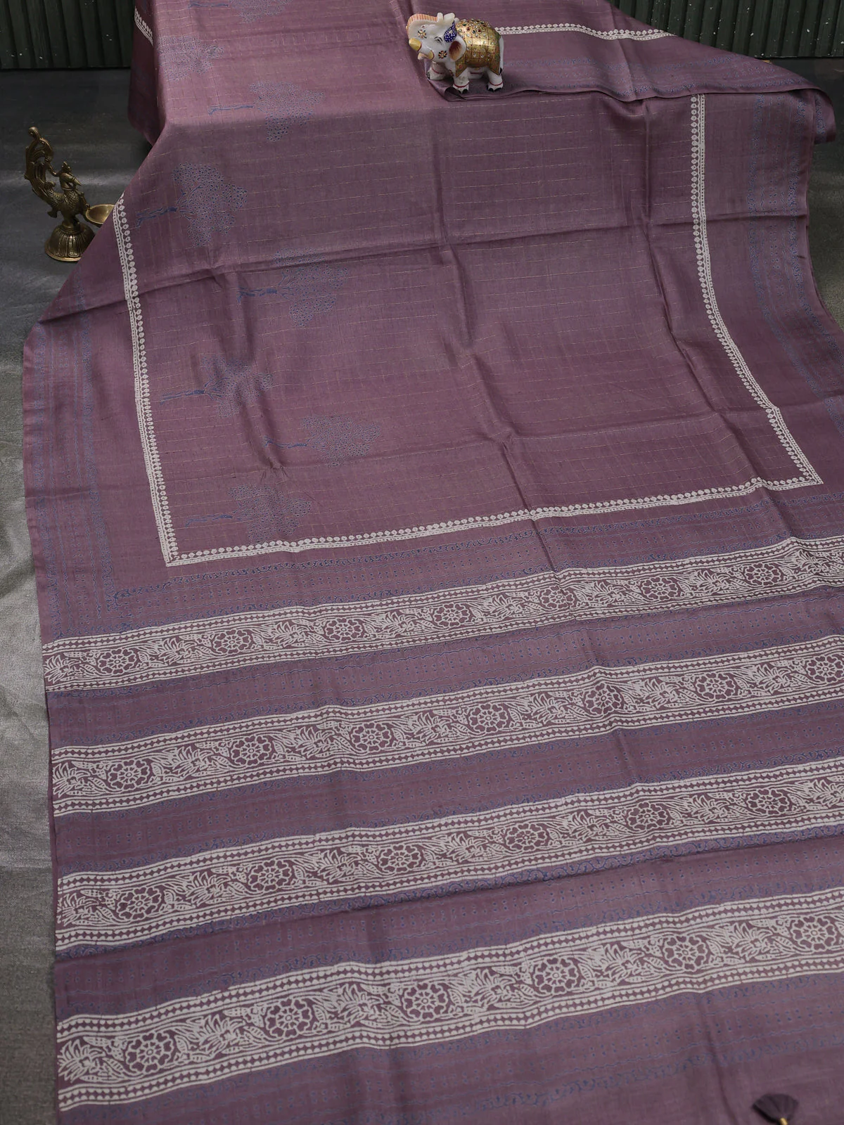 Lilac Printed Tussar Silk Saree - Image 2